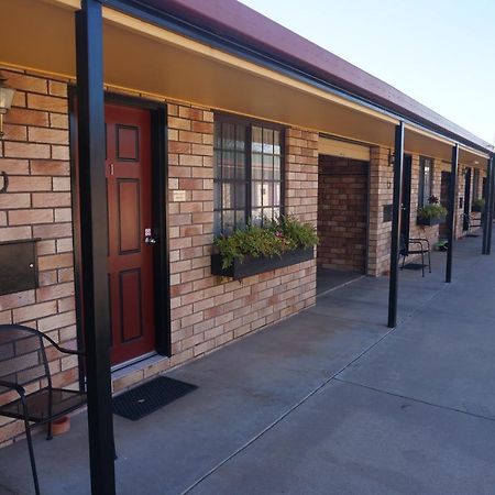 Miles Outback Motel Exterior foto