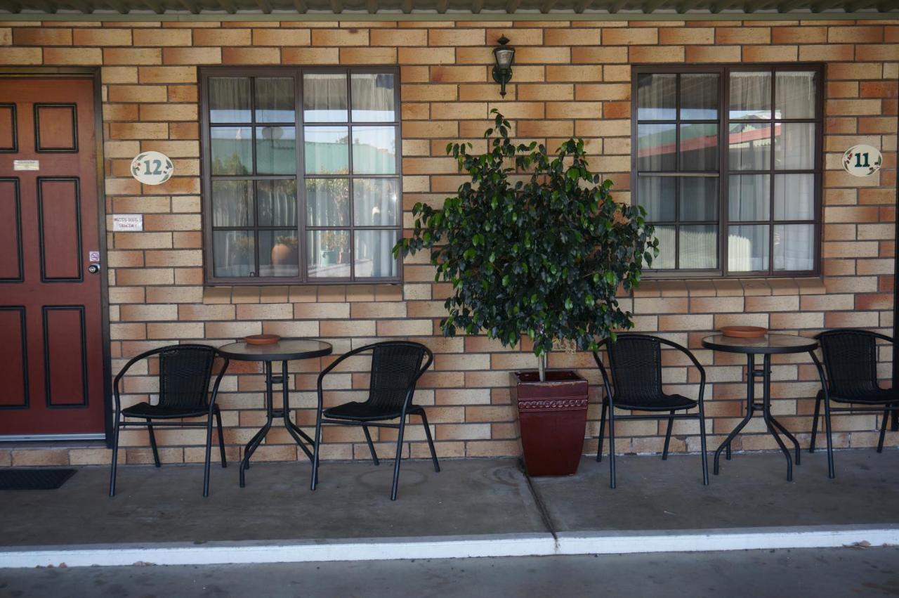 Miles Outback Motel Exterior foto