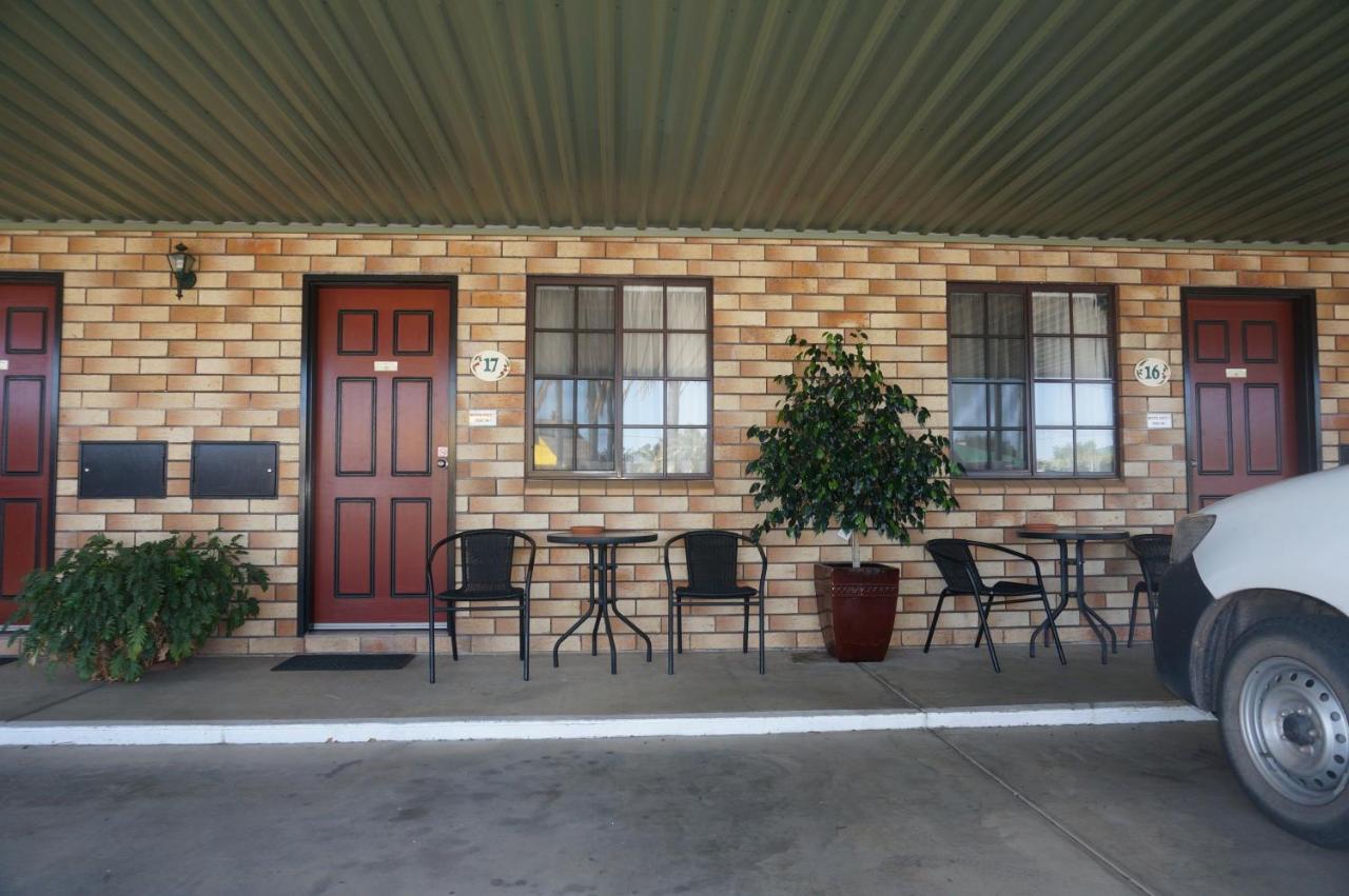 Miles Outback Motel Exterior foto