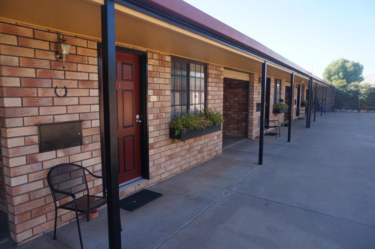 Miles Outback Motel Exterior foto
